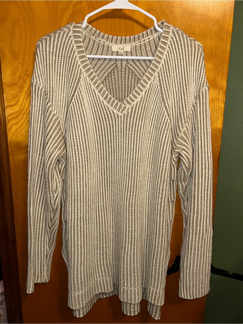 easel Ribbed V-Neck Sweater in Cream and Light Gray Stripes